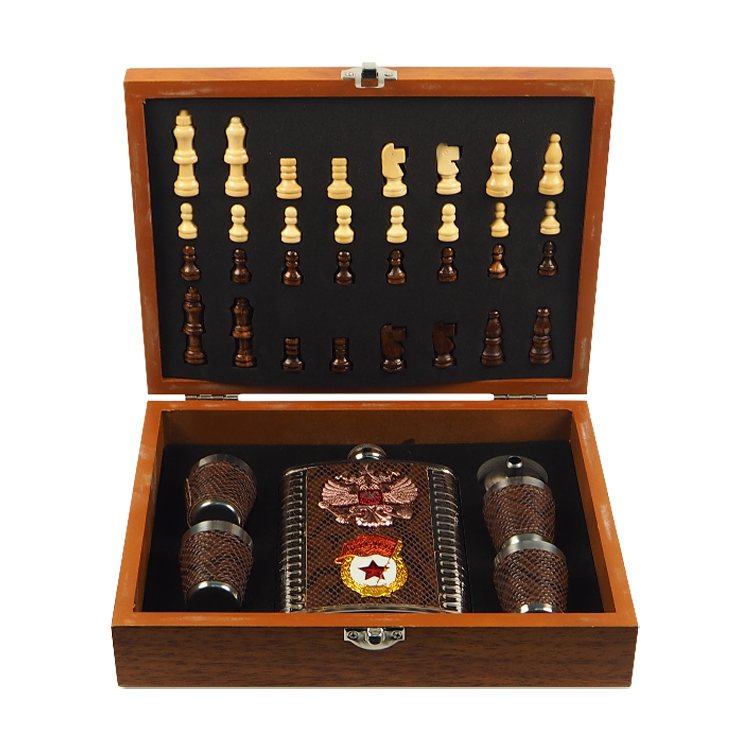 El juego "Rusia el bronce", la cantimplora, de nerzhaveyki, 240 ml. + el ajedrez