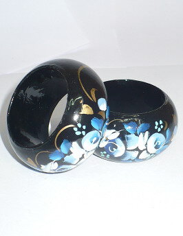 Artesanato russo, anéis de madeira pintados para guardanapos, cor preta