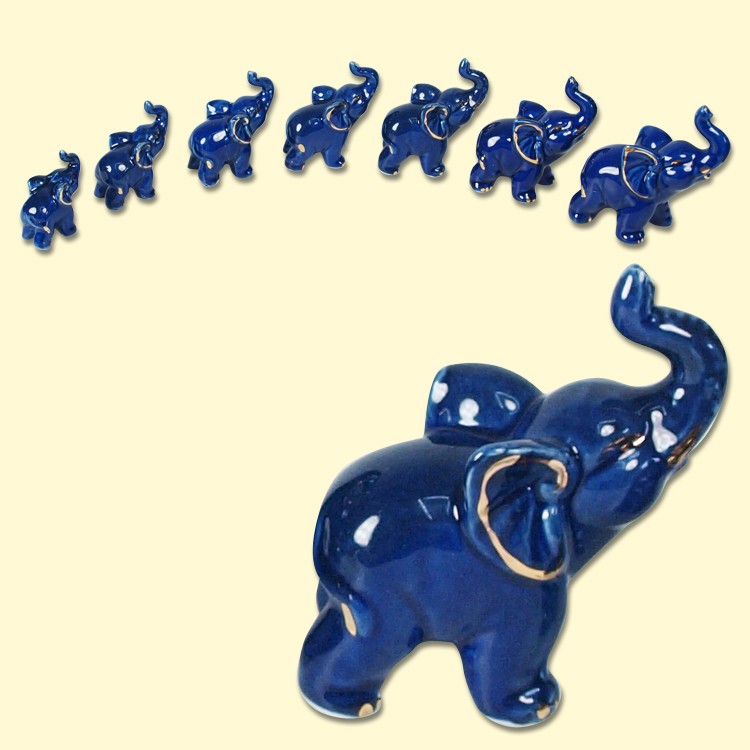 El juego de las estatuillas "de 7 elefantes", de portselana, la altura de las figurinas de 8,5 cm ha