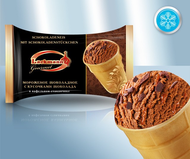Шоколадное мороженое с кусочками тёмного шоколада, в вафельном стаканчике